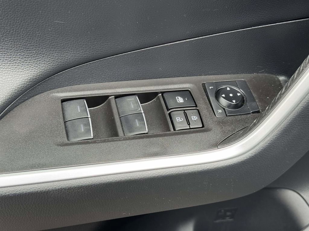 Used 2023 Toyota RAV4 XSE AWD/4WD image 17