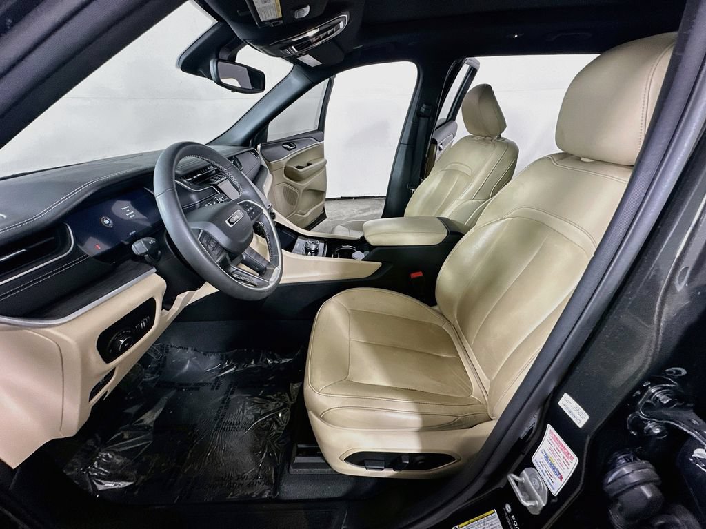 Used 2023 Jeep Grand Cherokee L Limited w/ Black Appearance Package AWD/4WD image 17