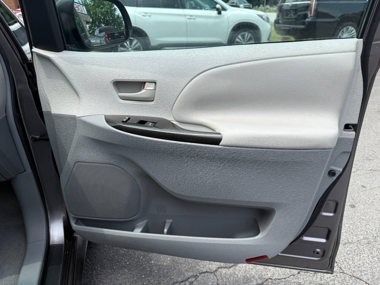 Used 2011 Toyota Sienna LE FWD image 34