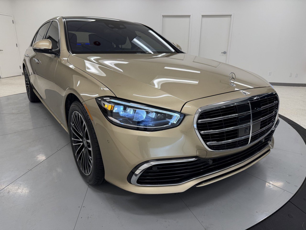 Used 2022 Mercedes-Benz S 580 4MATIC Sedan image 1