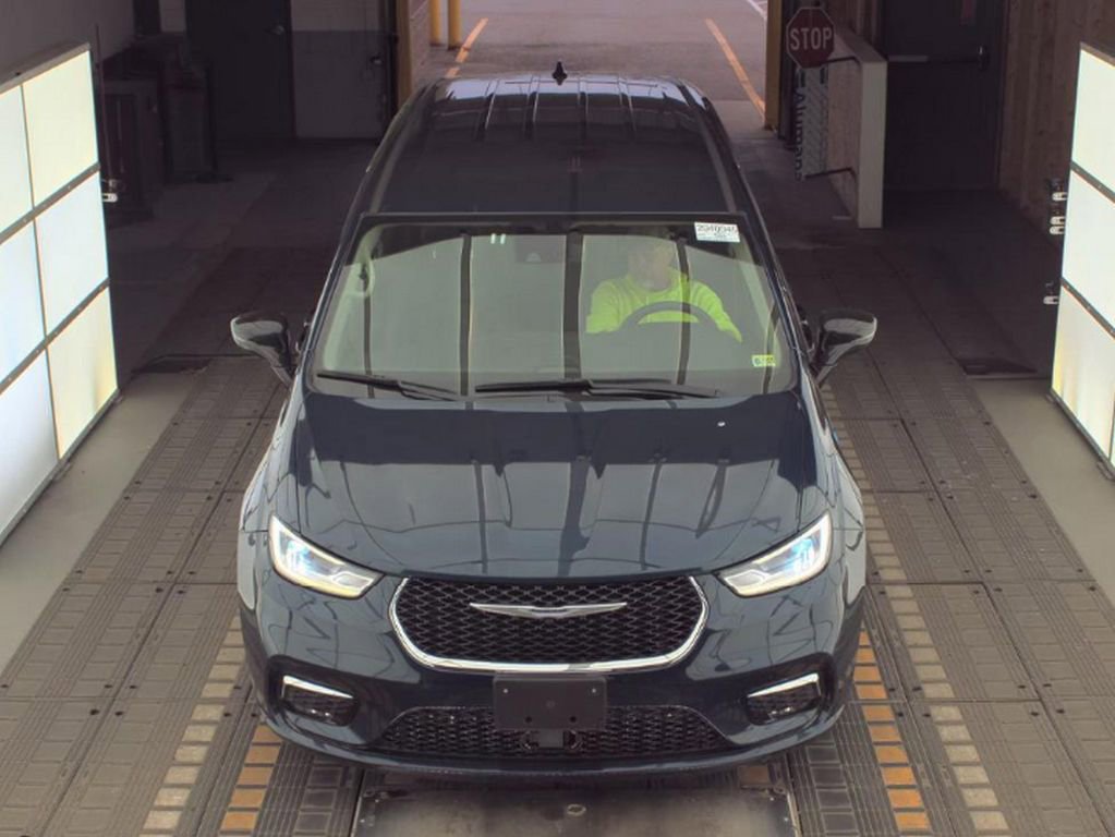 Used 2024 Chrysler Pacifica Limited FWD image 2