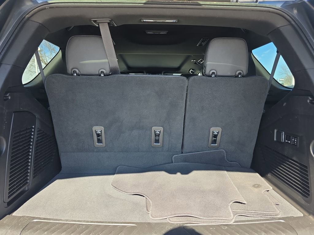 Used 2023 GMC Yukon SLT w/ SLT Luxury Package image 18