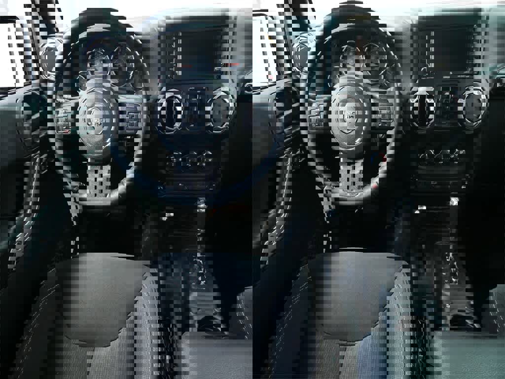 Used 2018 Jeep Wrangler Unlimited Sahara w/ Connectivity Group image 15