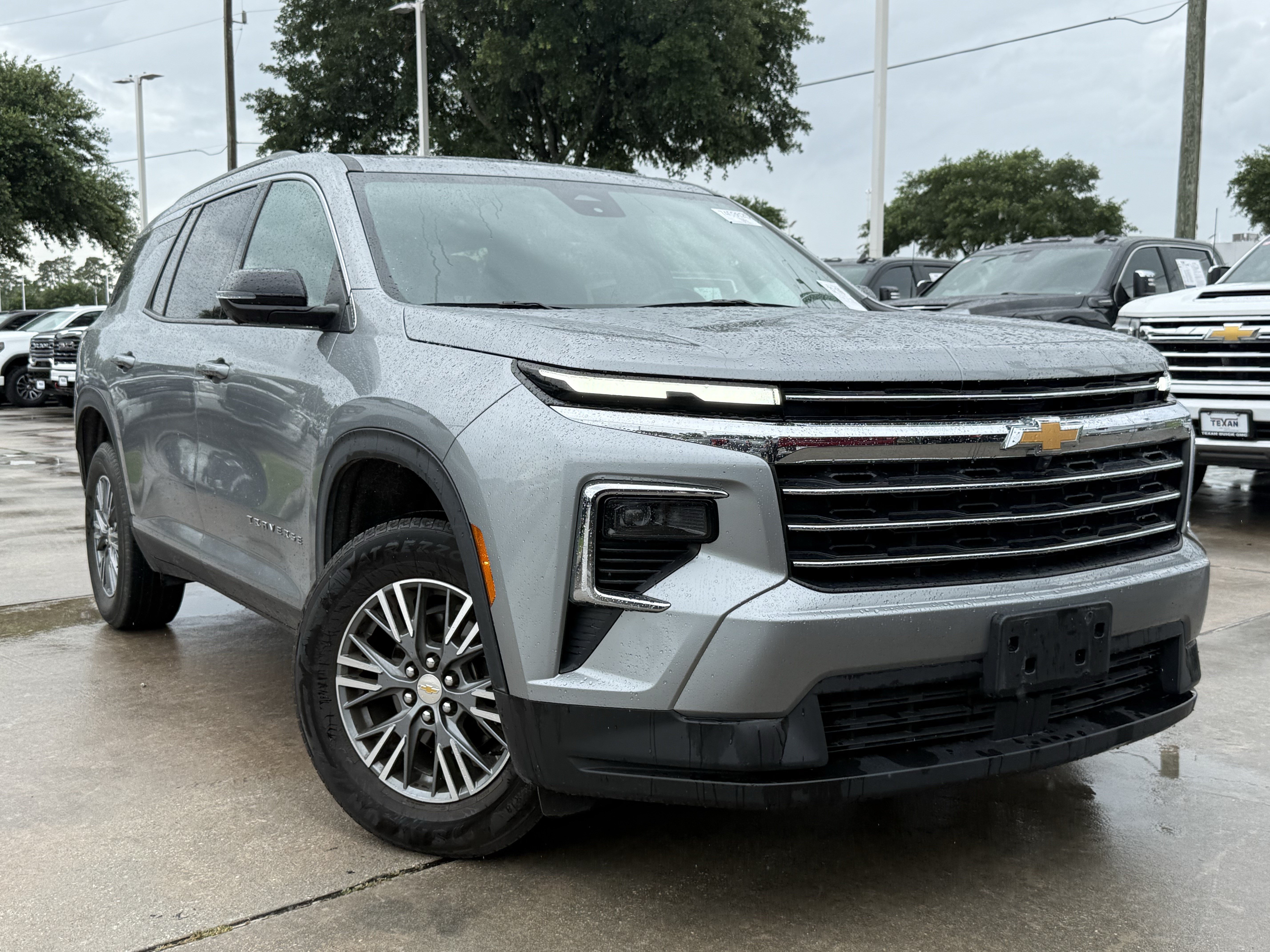 Used 2024 Chevrolet Traverse LT FWD image 2