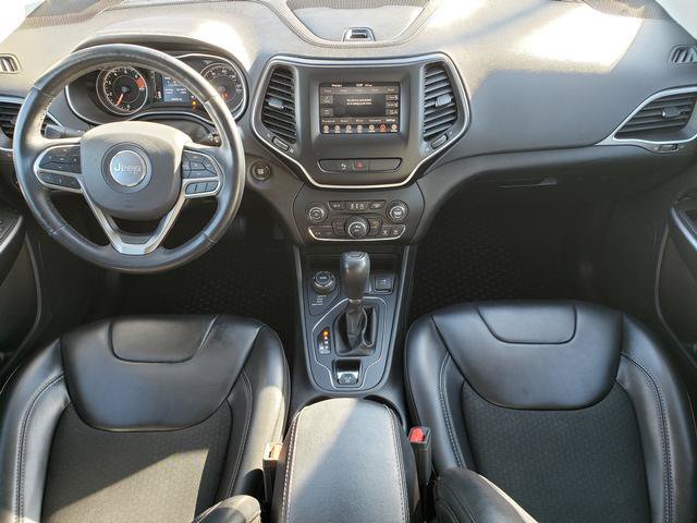 Used 2019 Jeep Cherokee Latitude Plus w/ Cold Weather Group AWD/4WD image 16