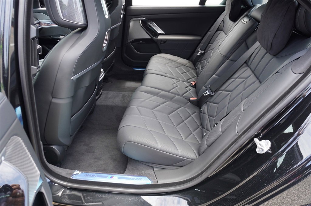 New 2025 BMW 740i w/ Executive Package image 23