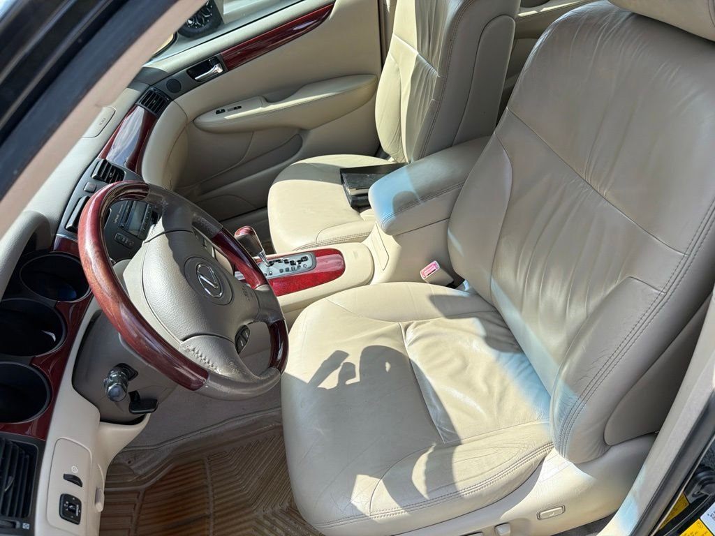 Used 2002 Lexus ES 330 w/ Premium Pkg FWD image 2