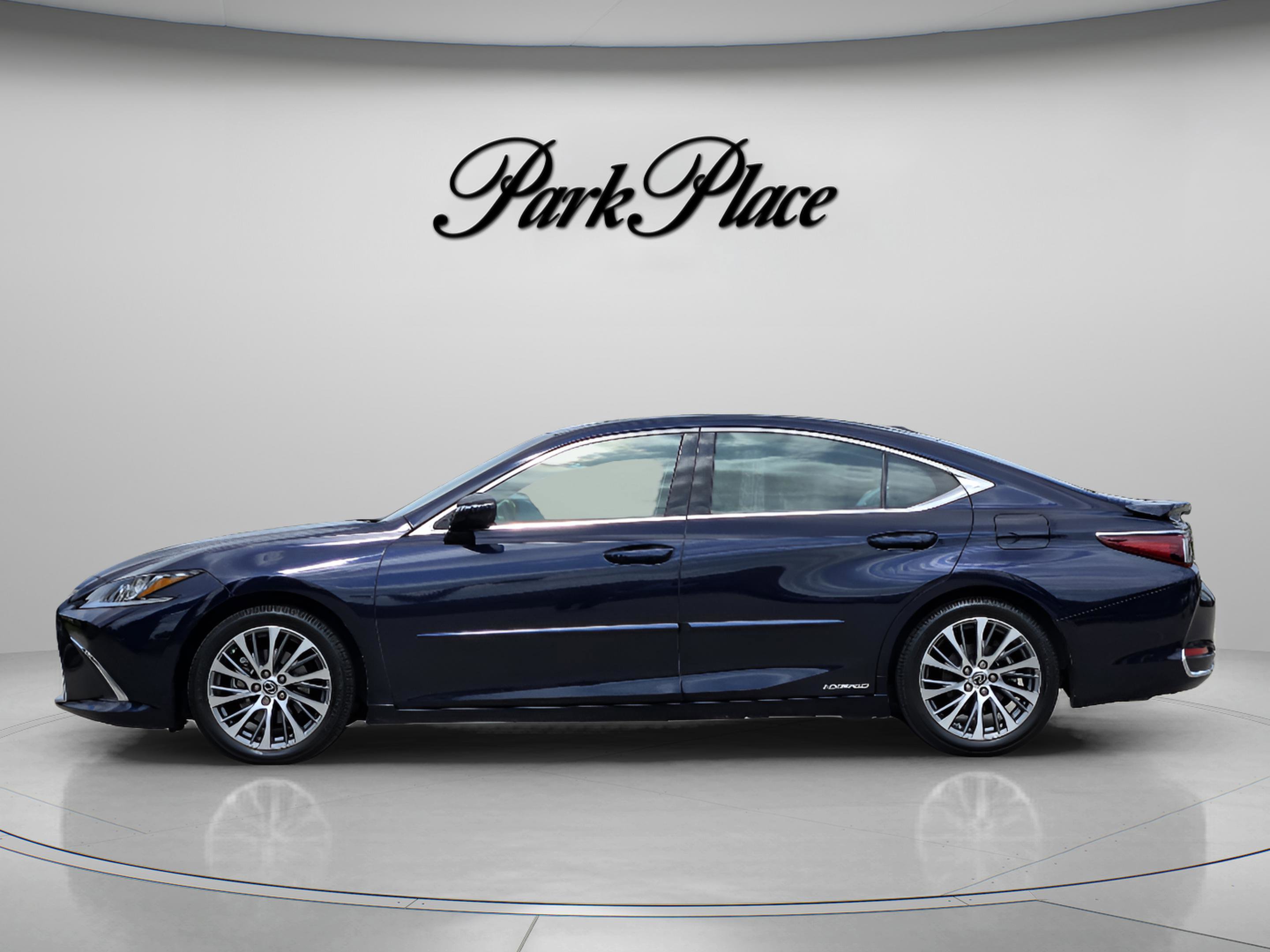 Used 2019 Lexus ES 300h w/ Premium Package image 2