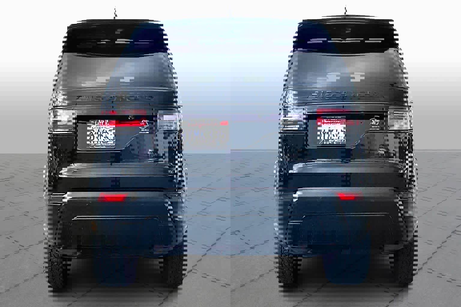 Used 2017 Land Rover Discovery HSE image 4