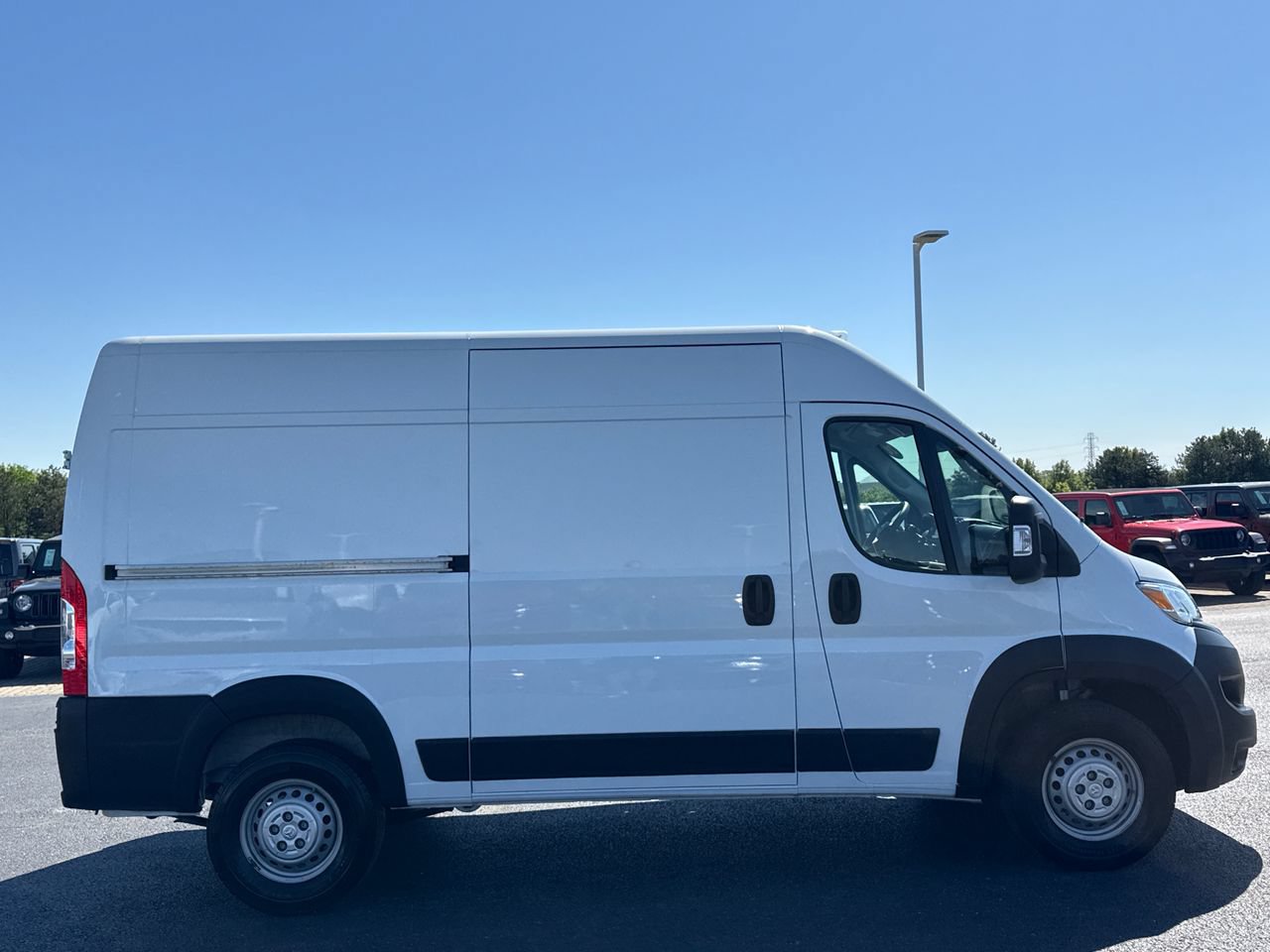 Used 2024 RAM ProMaster 2500 w/ Convenience Group FWD image 2