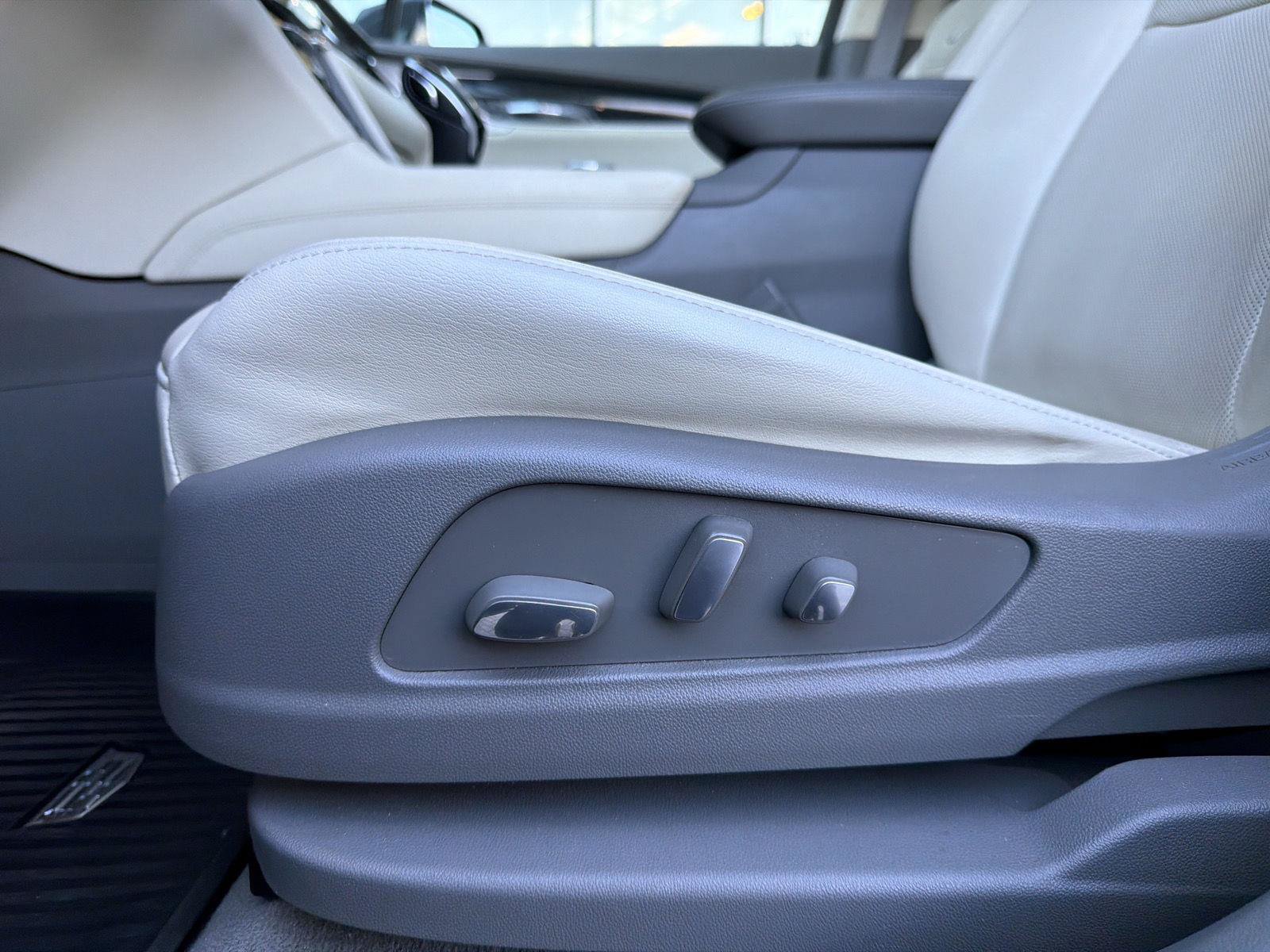 Used 2020 Cadillac XT6 Premium Luxury FWD image 16