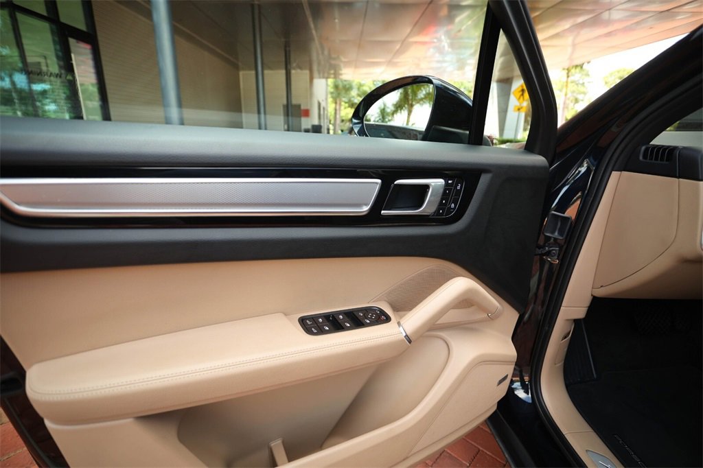 Used 2022 Porsche Cayenne Platinum Edition image 34