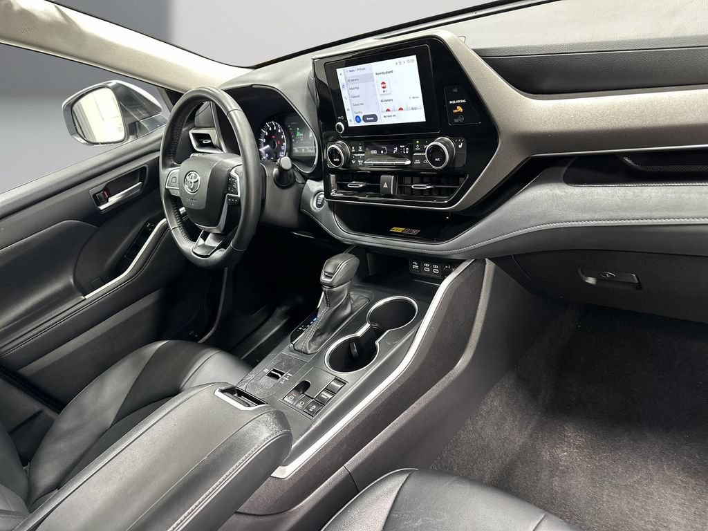 Used 2025 Toyota Highlander XLE FWD image 16