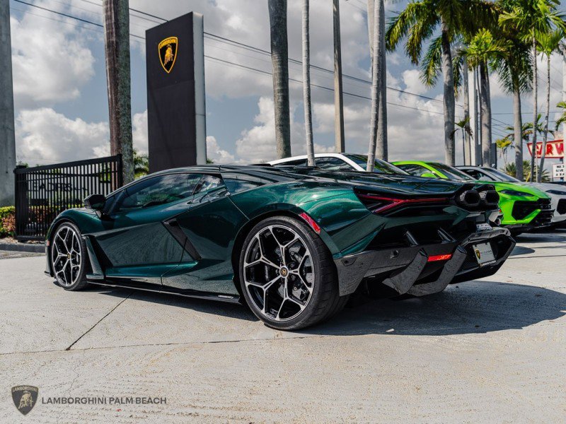 Used 2025 Lamborghini Revuelto image 3