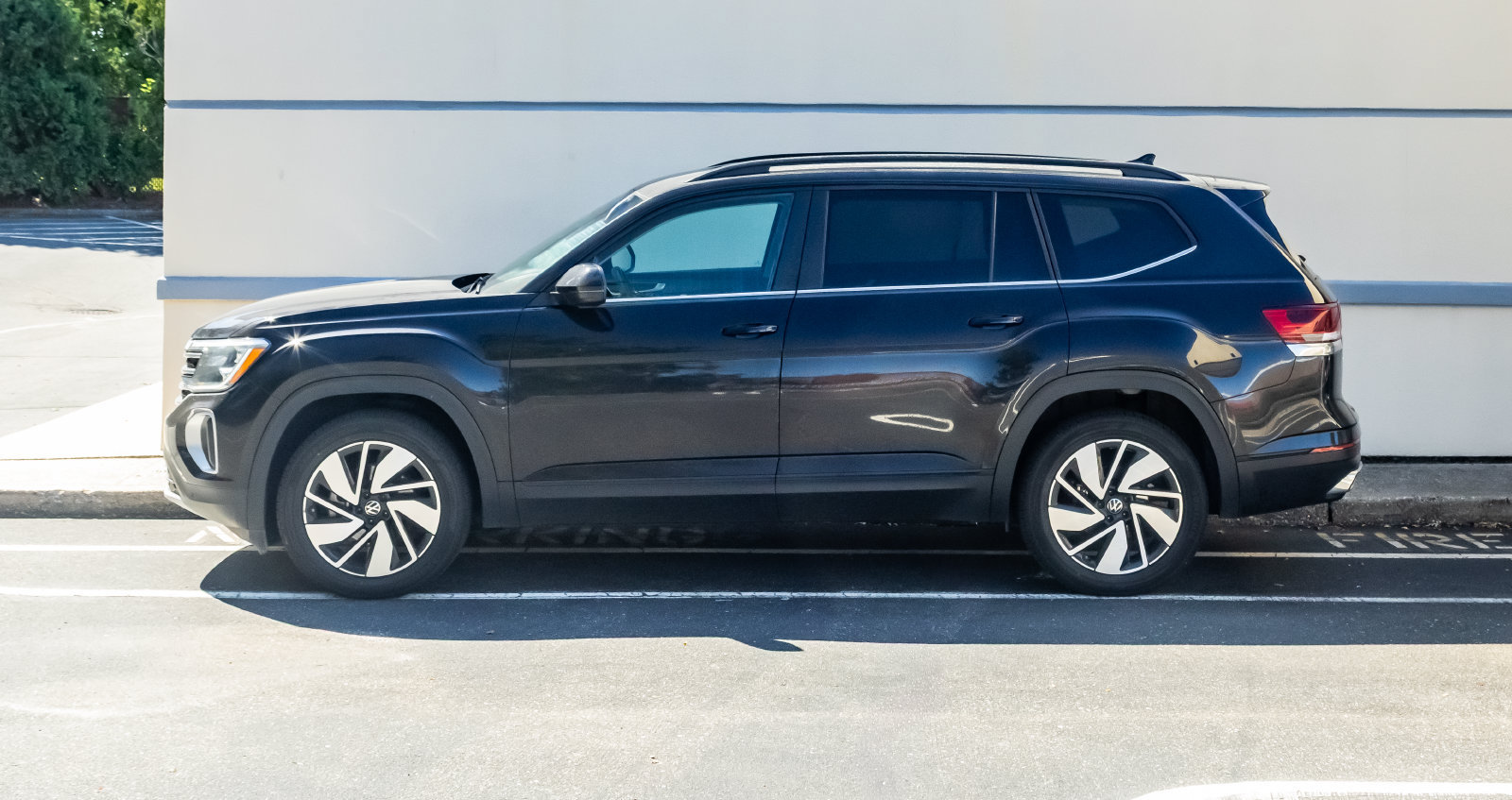 Used 2025 Volkswagen Atlas SE AWD/4WD image 4