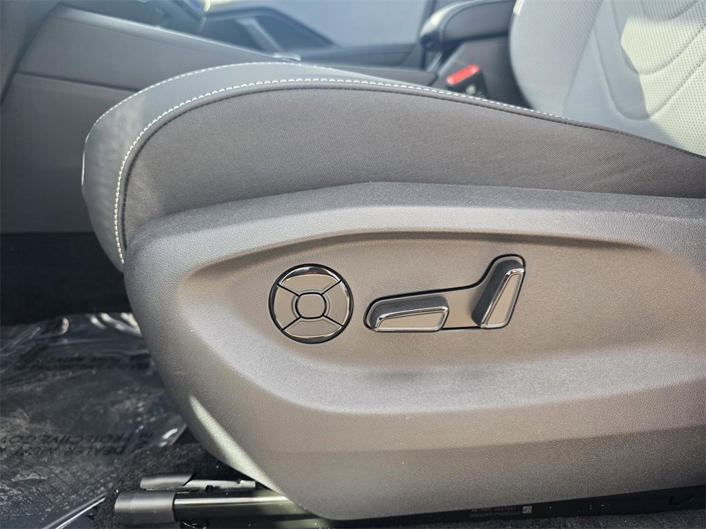 New 2026 Volkswagen Tiguan SE R-Line image 8