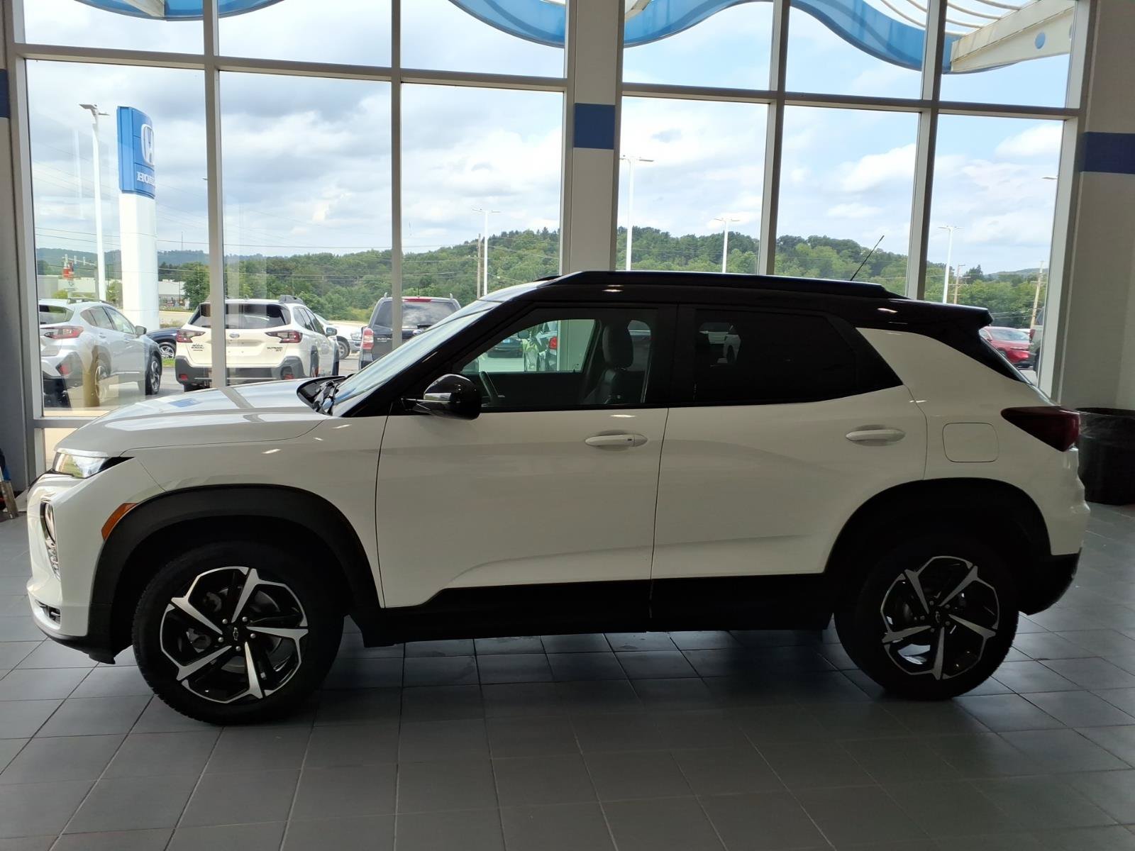 Used 2022 Chevrolet TrailBlazer RS w/ Technology Package AWD/4WD image 6