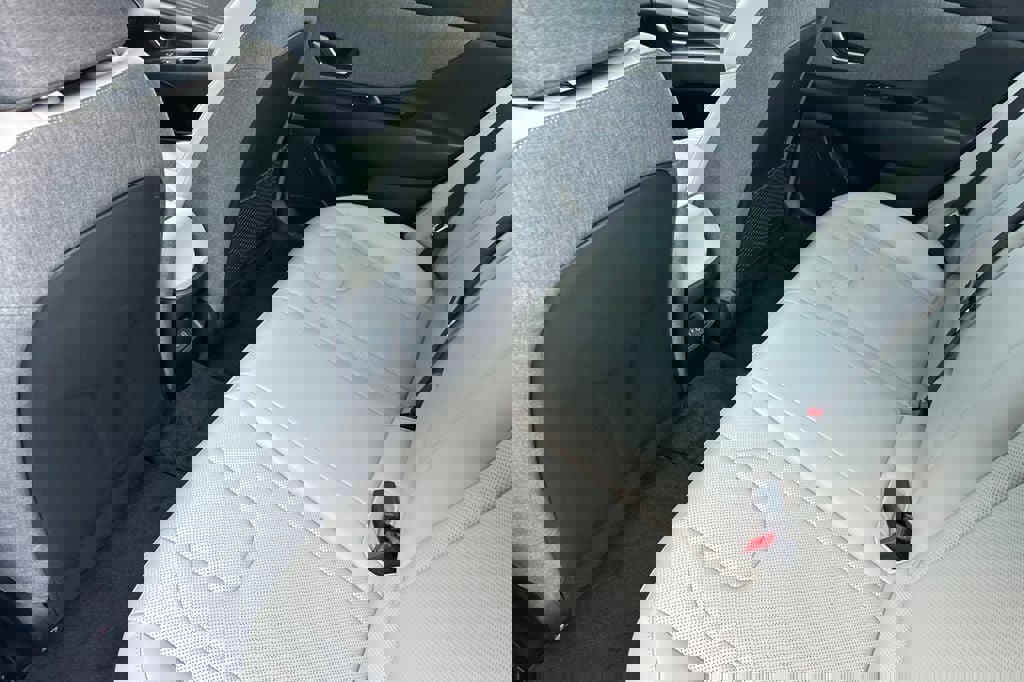 Used 2025 Hyundai Elantra Limited image 9