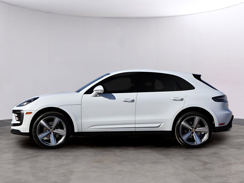 Certified 2024 Porsche Macan image 2