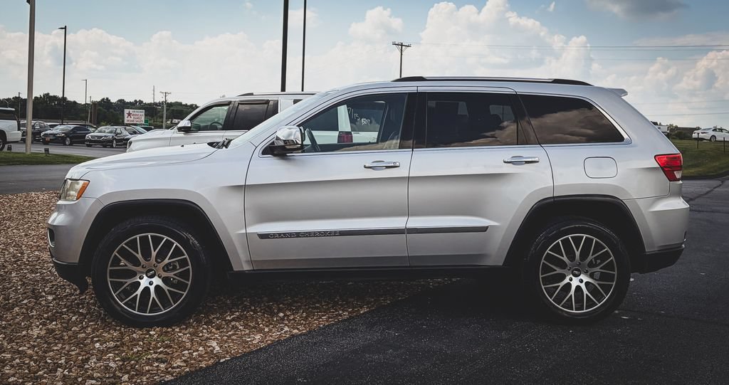Used 2011 Jeep Grand Cherokee Limited w/ Luxury Group II AWD/4WD image 15