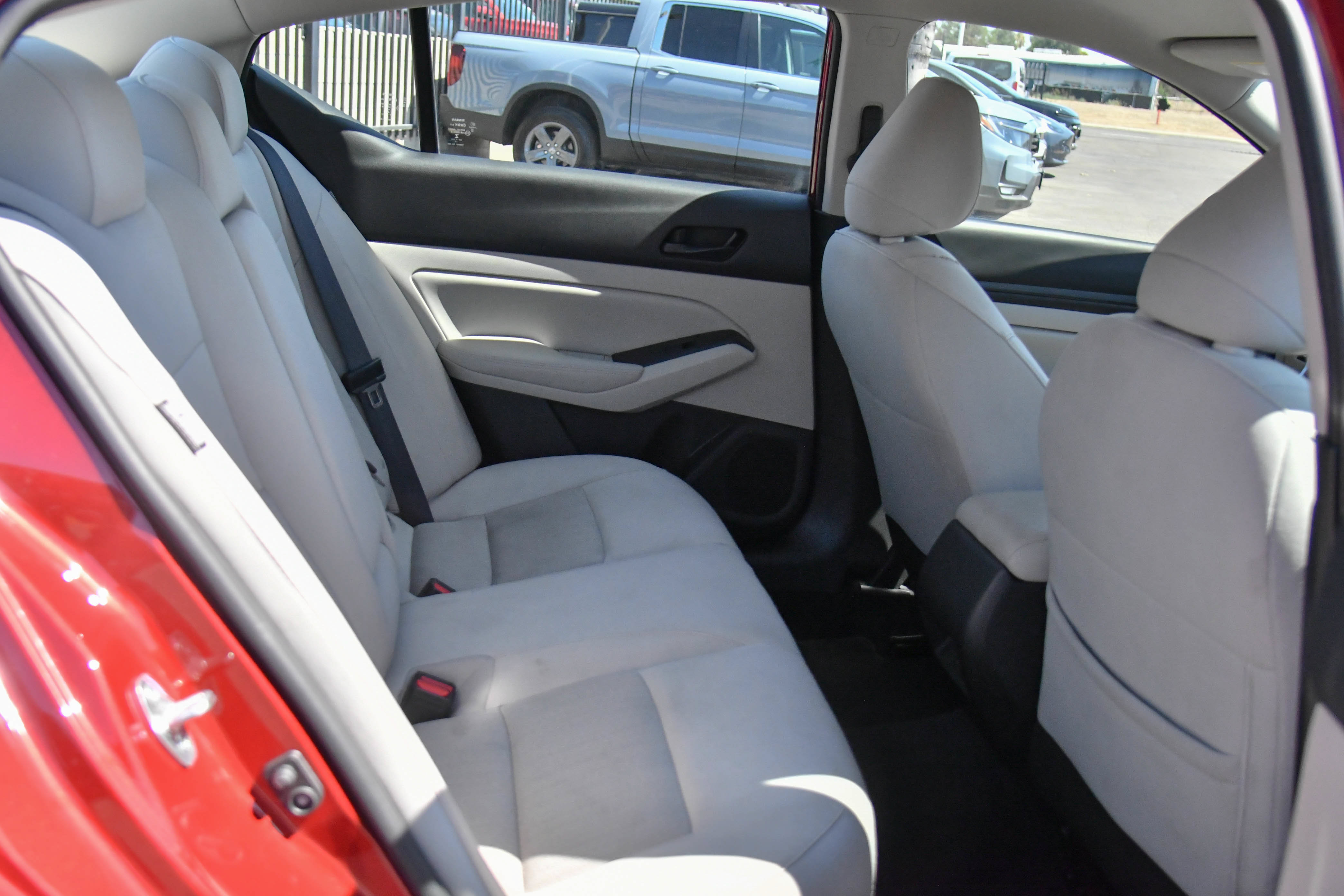 Used 2025 Nissan Altima 2.5 SV FWD image 38