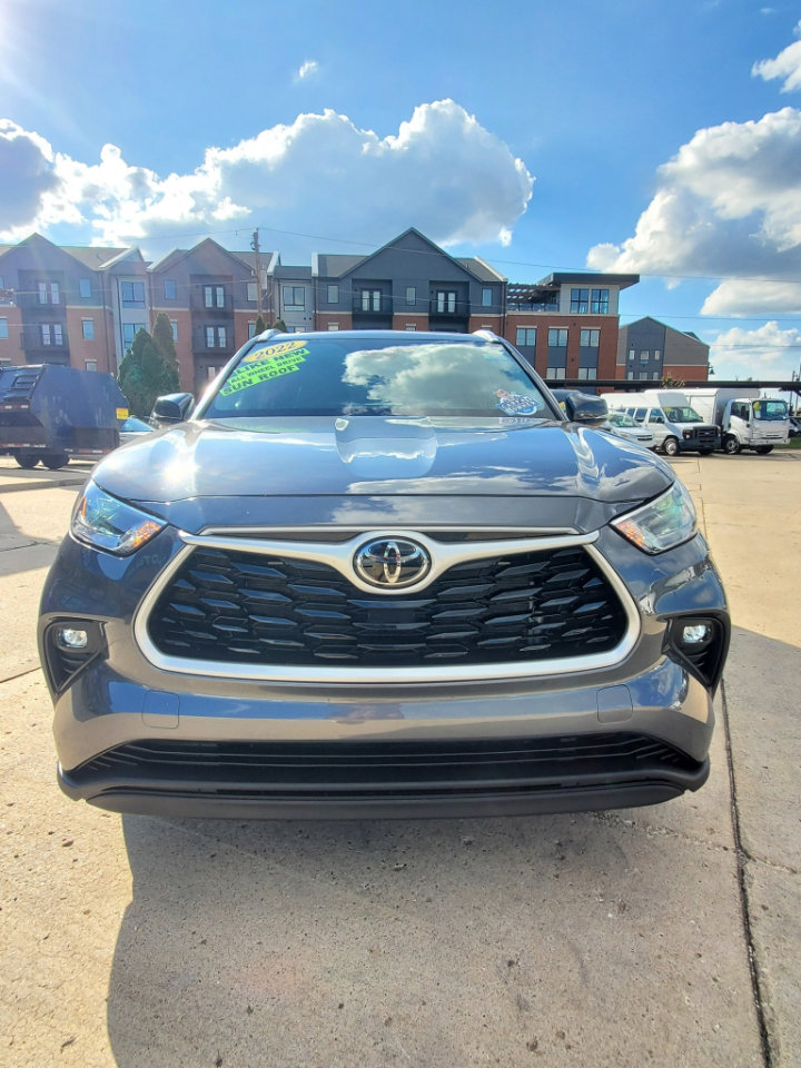Used 2022 Toyota Highlander XLE image 2