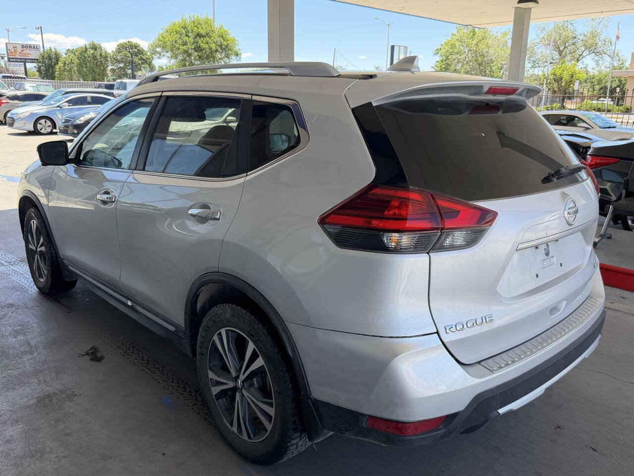 Used 2017 Nissan Rogue SL w/ SL Premium Package AWD/4WD image 6