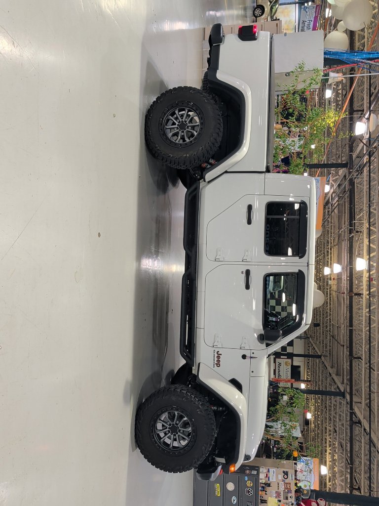 Used 2020 Jeep Gladiator Mojave AWD/4WD image 11