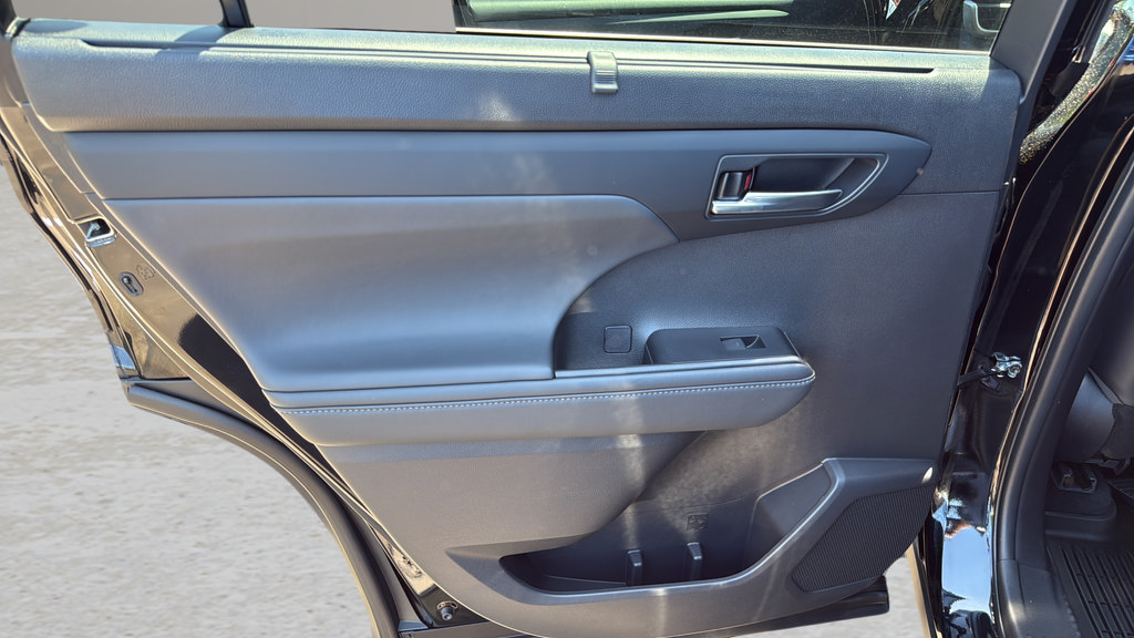 Used 2022 Toyota Highlander XLE AWD/4WD image 14