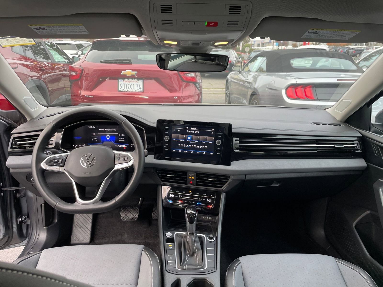 Used 2025 Volkswagen Jetta SE image 33