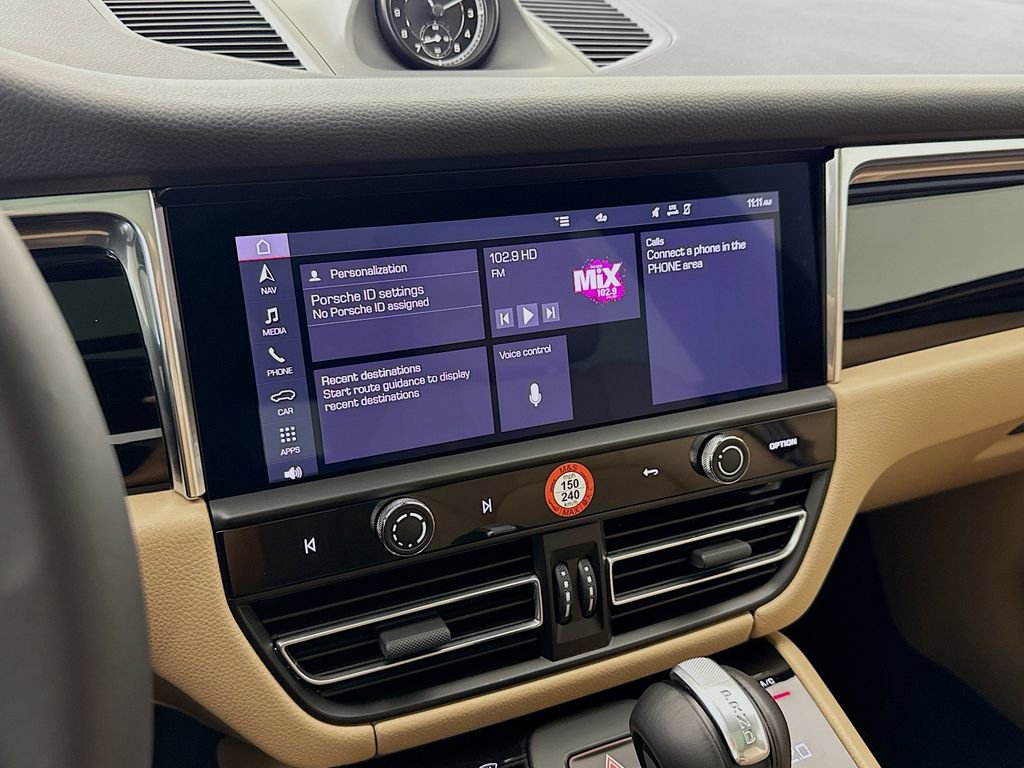 Certified 2025 Porsche Macan image 18