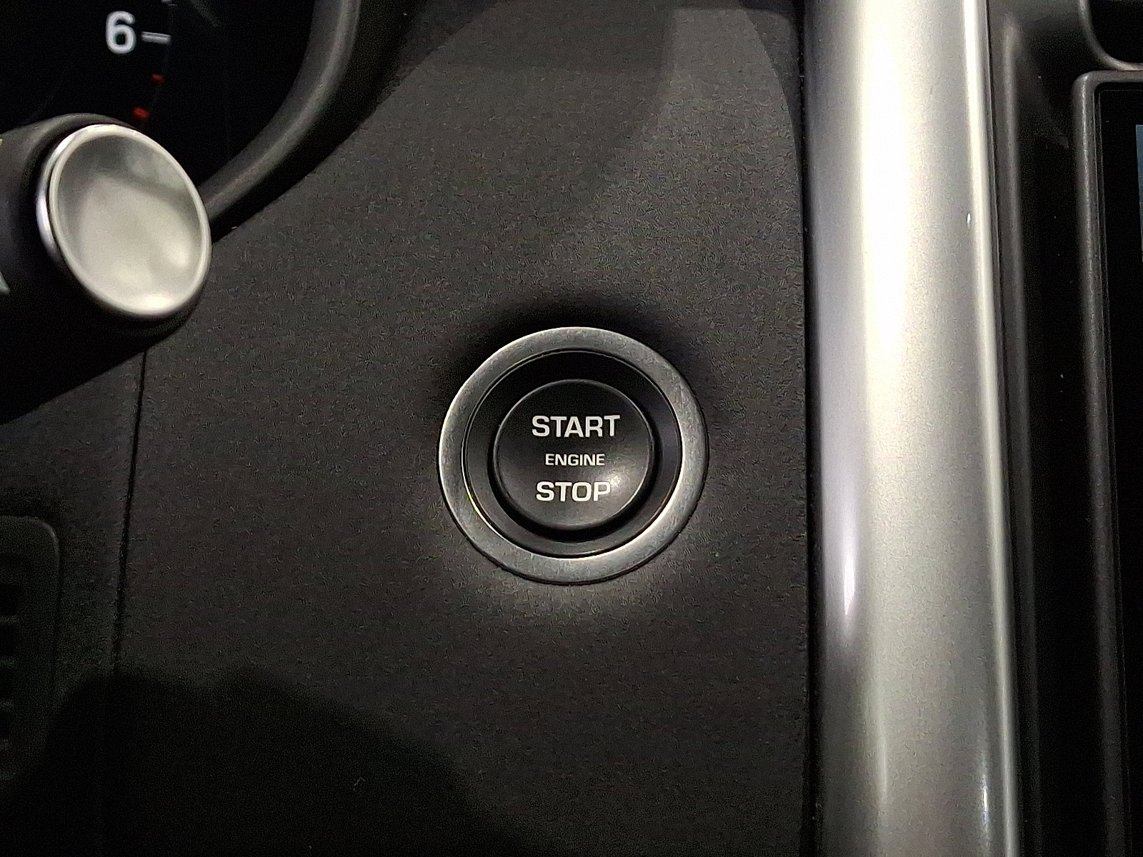 Certified 2025 Land Rover Discovery S image 25