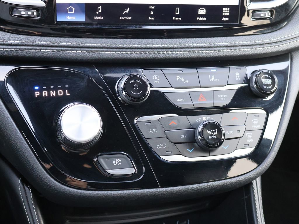 Used 2025 Chrysler Pacifica Limited image 28