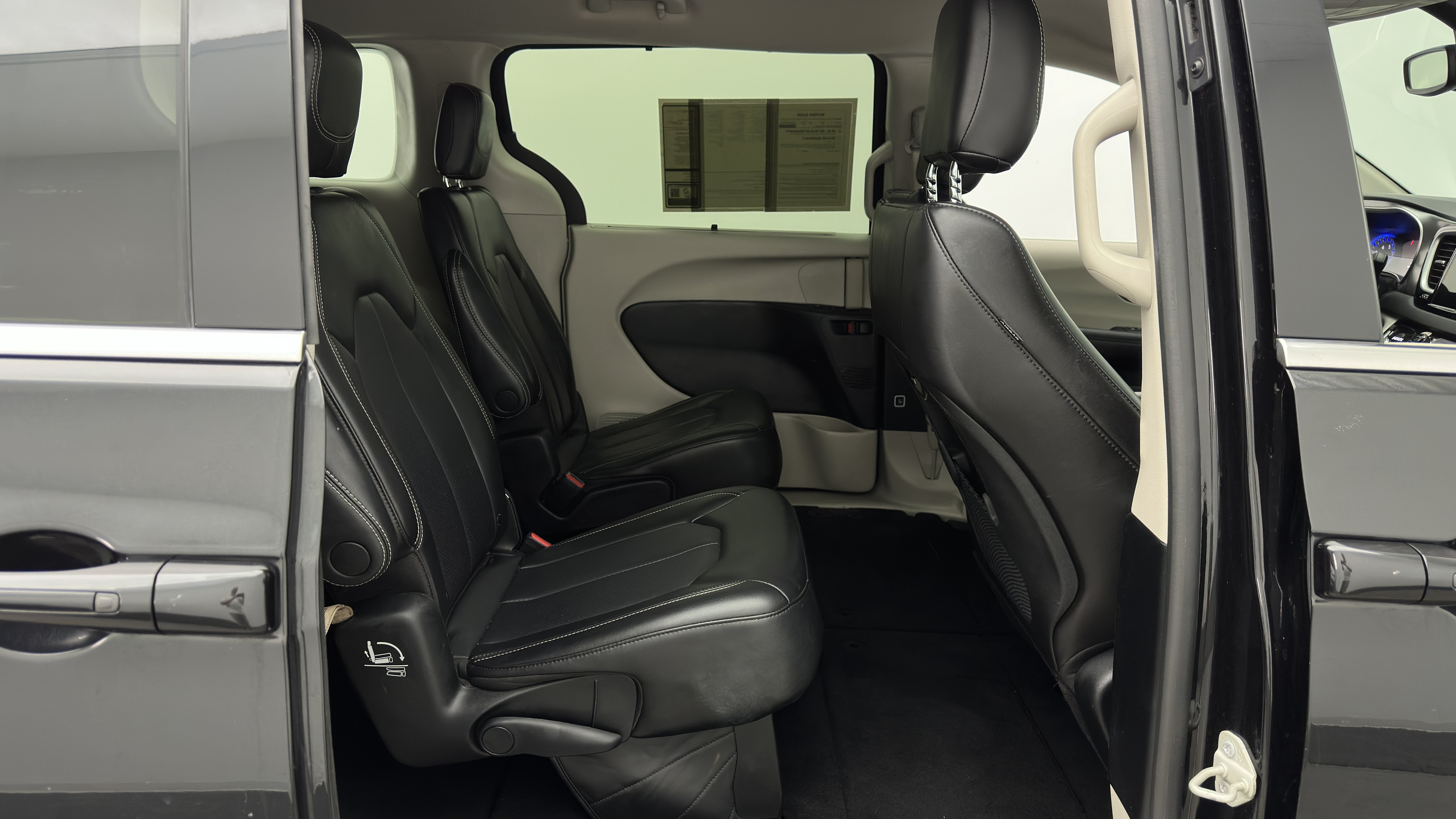 Used 2023 Chrysler Pacifica Touring-L FWD image 34