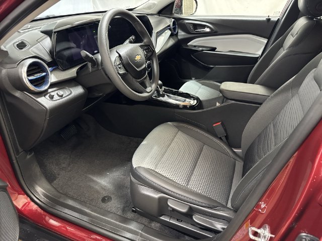 Used 2025 Chevrolet Trax LT FWD image 11