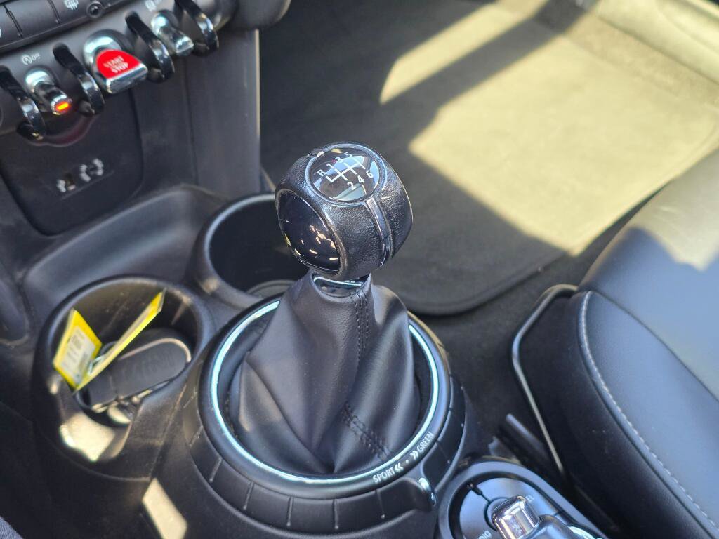 Used 2015 MINI Cooper 4-Door Hardtop FWD image 25
