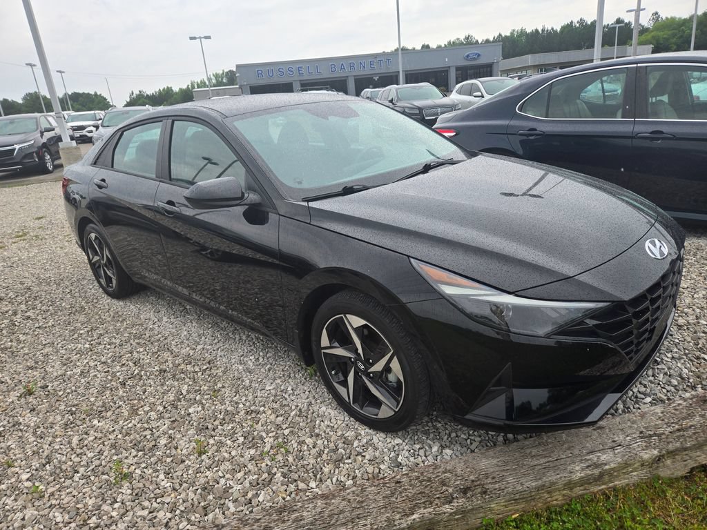 Used 2023 Hyundai Elantra SEL w/ Convenience Package FWD image 2