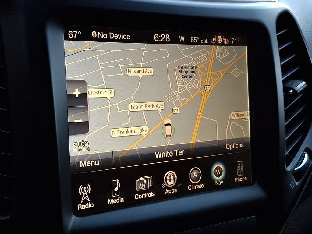 Used 2017 Jeep Cherokee Latitude w/ Comfort/Convenience Group AWD/4WD image 14