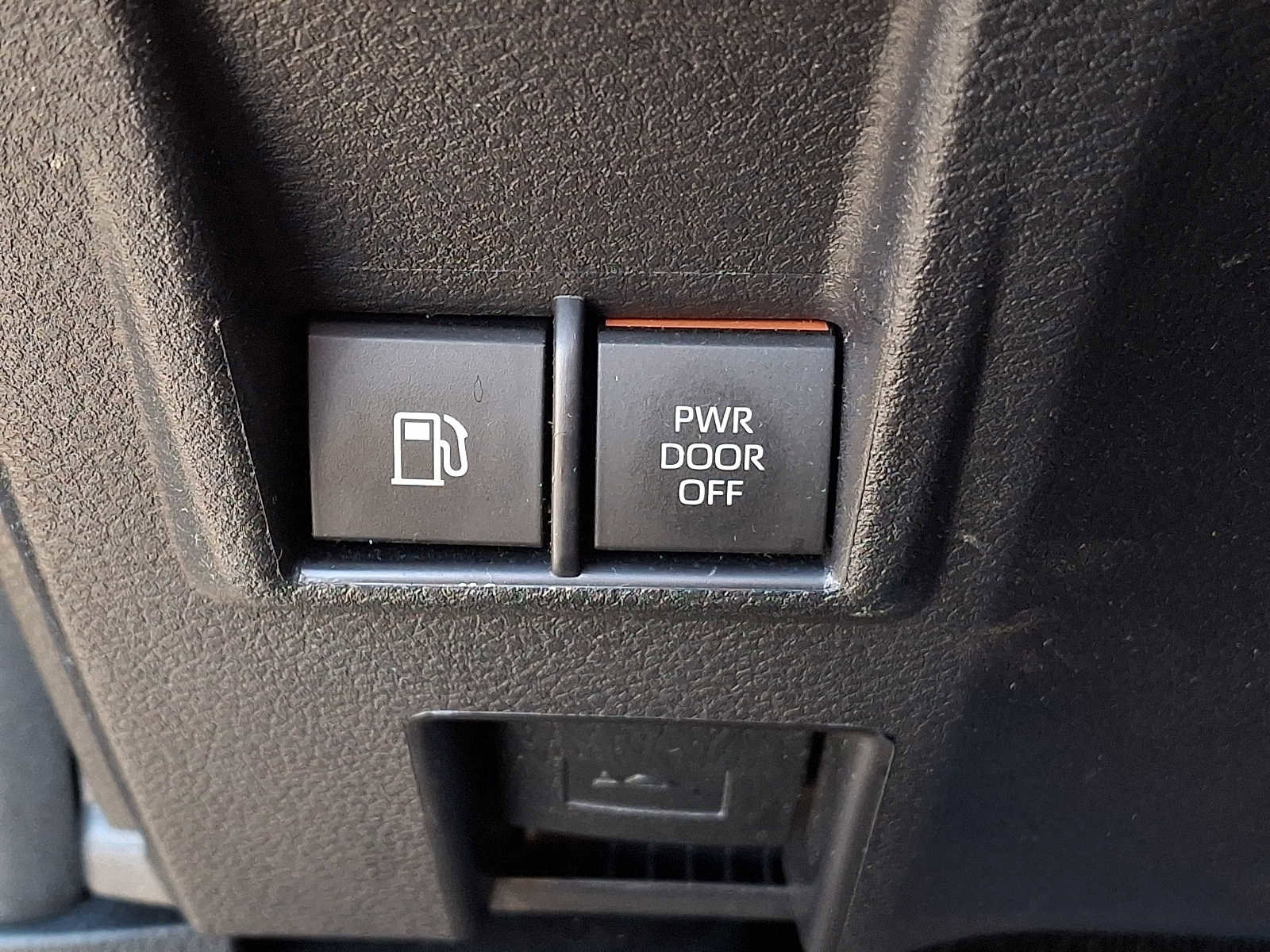 Used 2025 Toyota Sienna Platinum AWD/4WD image 24