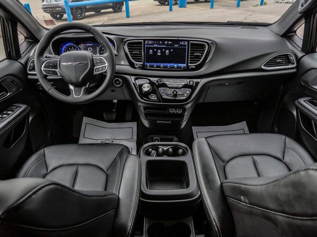 Used 2025 Chrysler Pacifica Select image 26