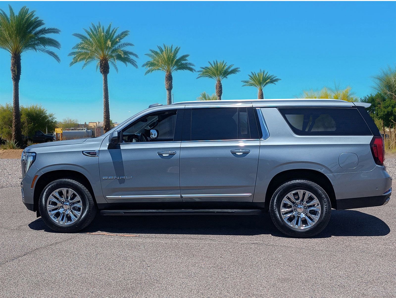 Used 2025 GMC Yukon XL Denali AWD/4WD image 2
