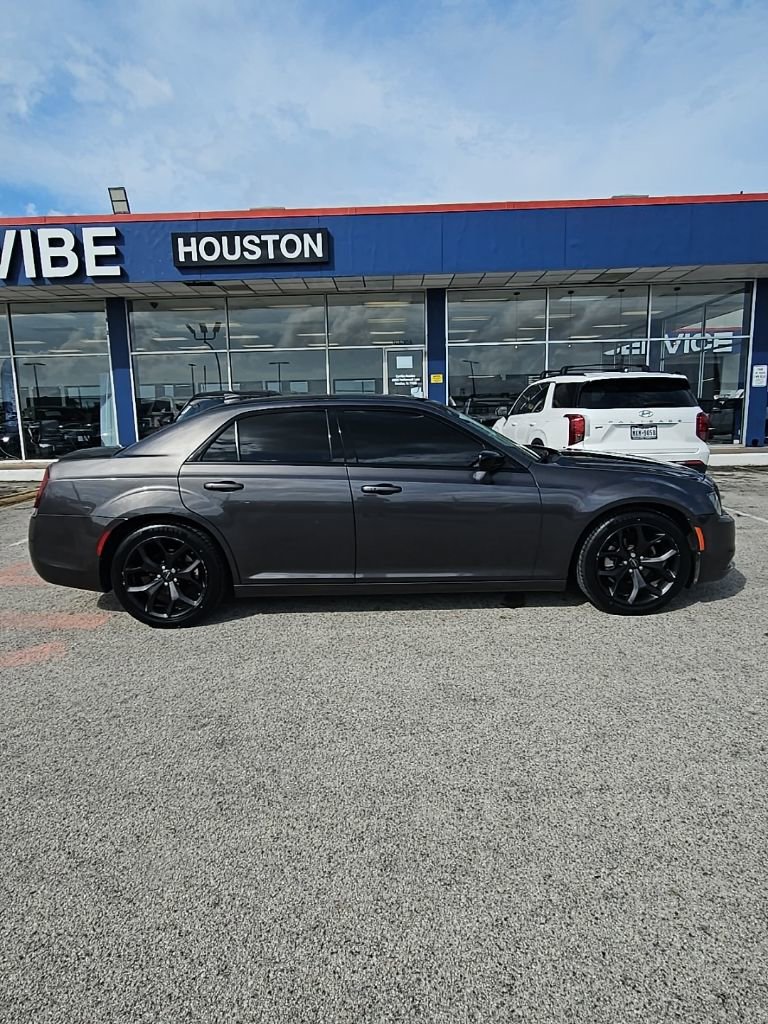 Used 2022 Chrysler 300 Touring w/ Sport Appearance Package RWD image 8