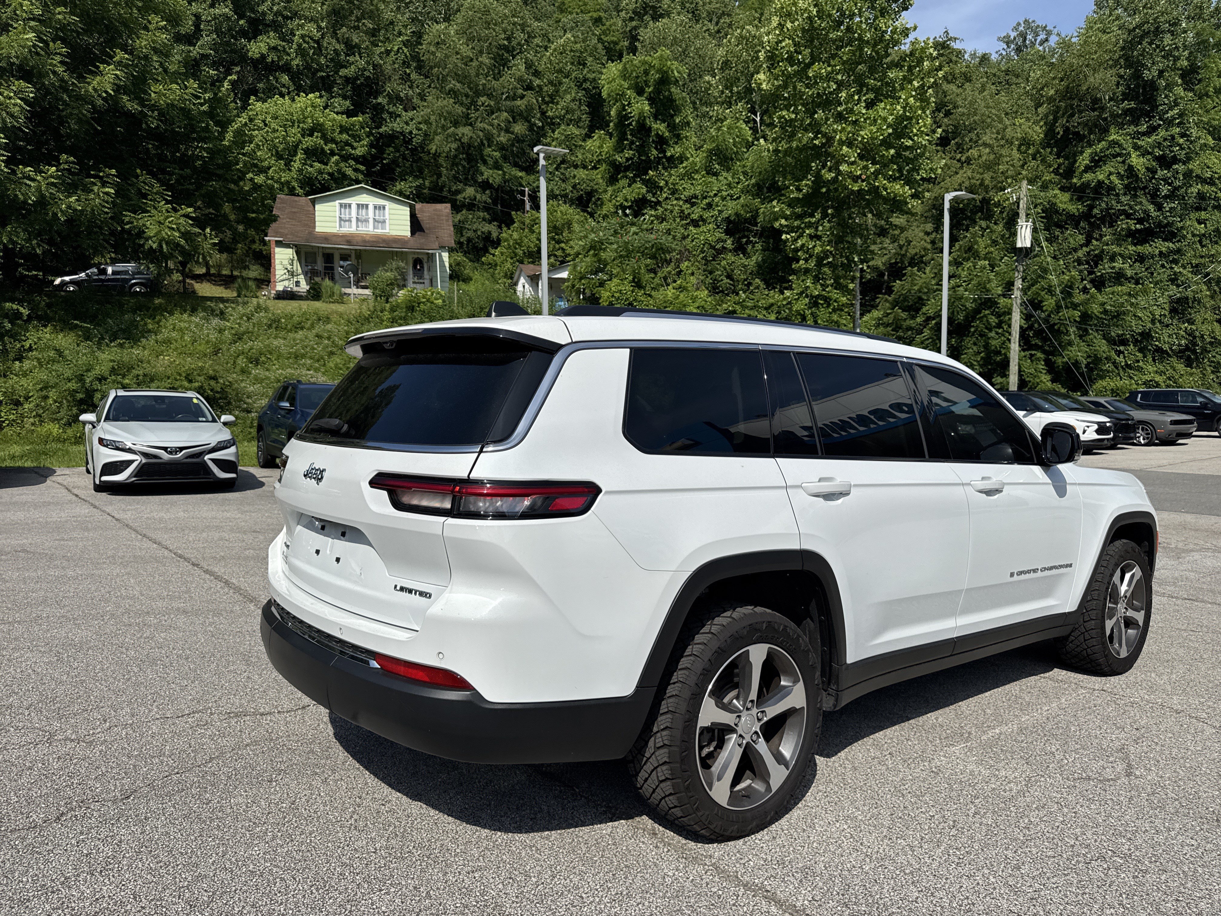 Used 2023 Jeep Grand Cherokee L Limited w/ Luxury Tech Group II AWD/4WD image 6