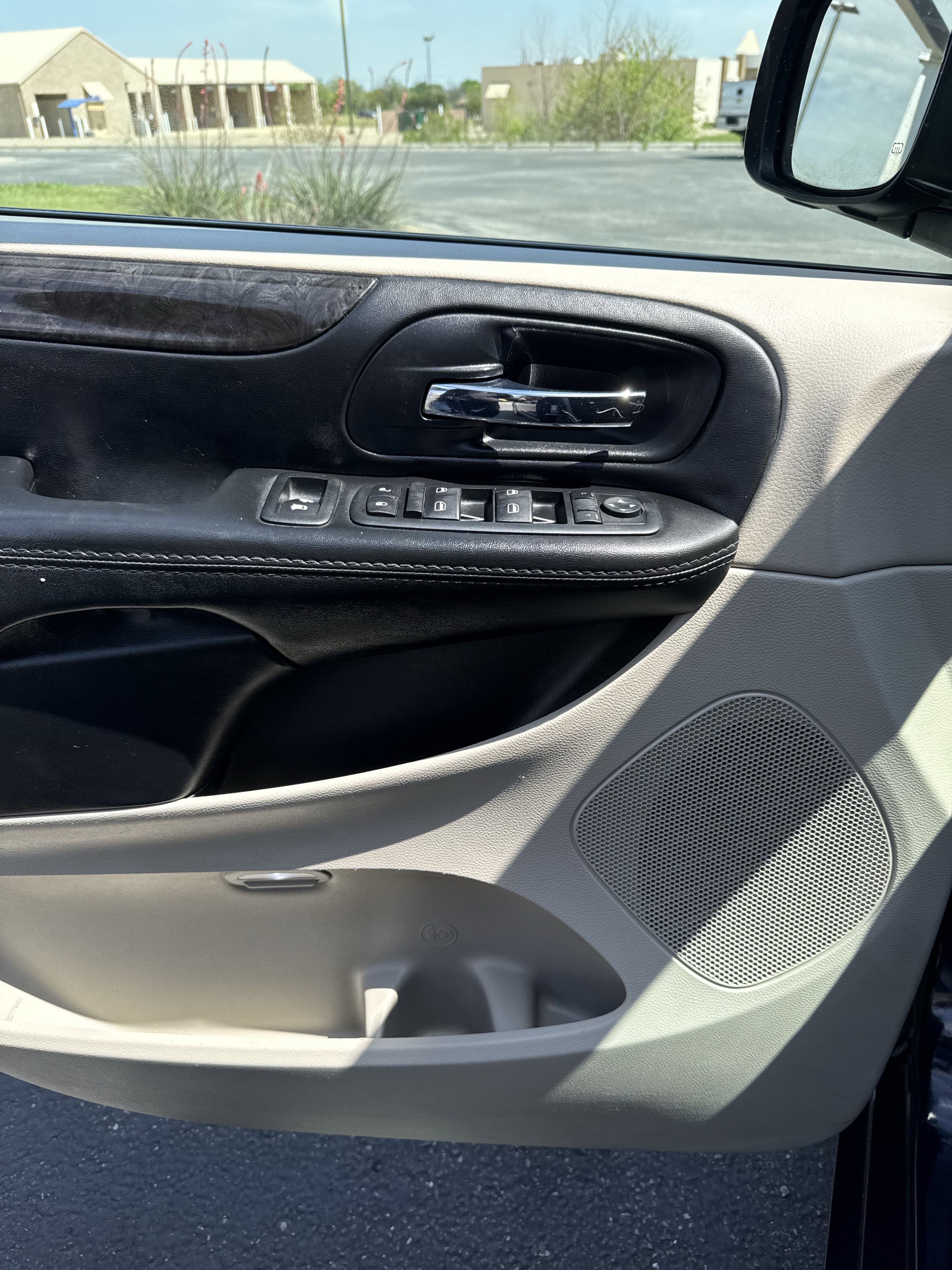 Used 2015 Dodge Grand Caravan SXT w/ UConnect Hands-Free Group image 16