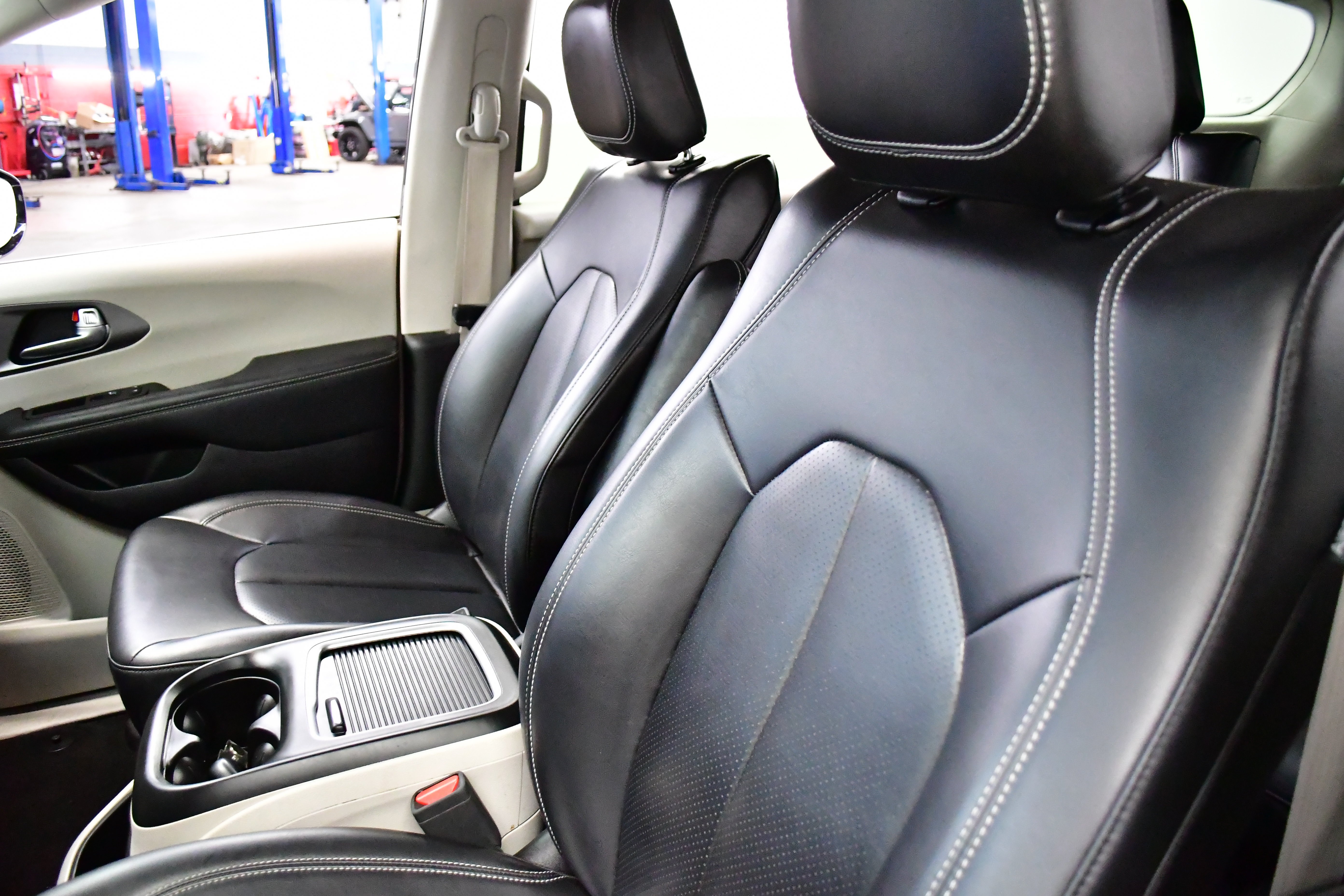 Used 2024 Chrysler Pacifica Limited FWD image 9