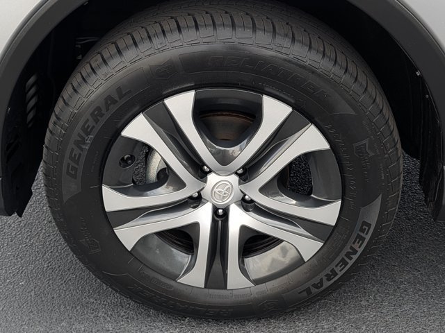 Used 2018 Toyota RAV4 LE FWD image 11