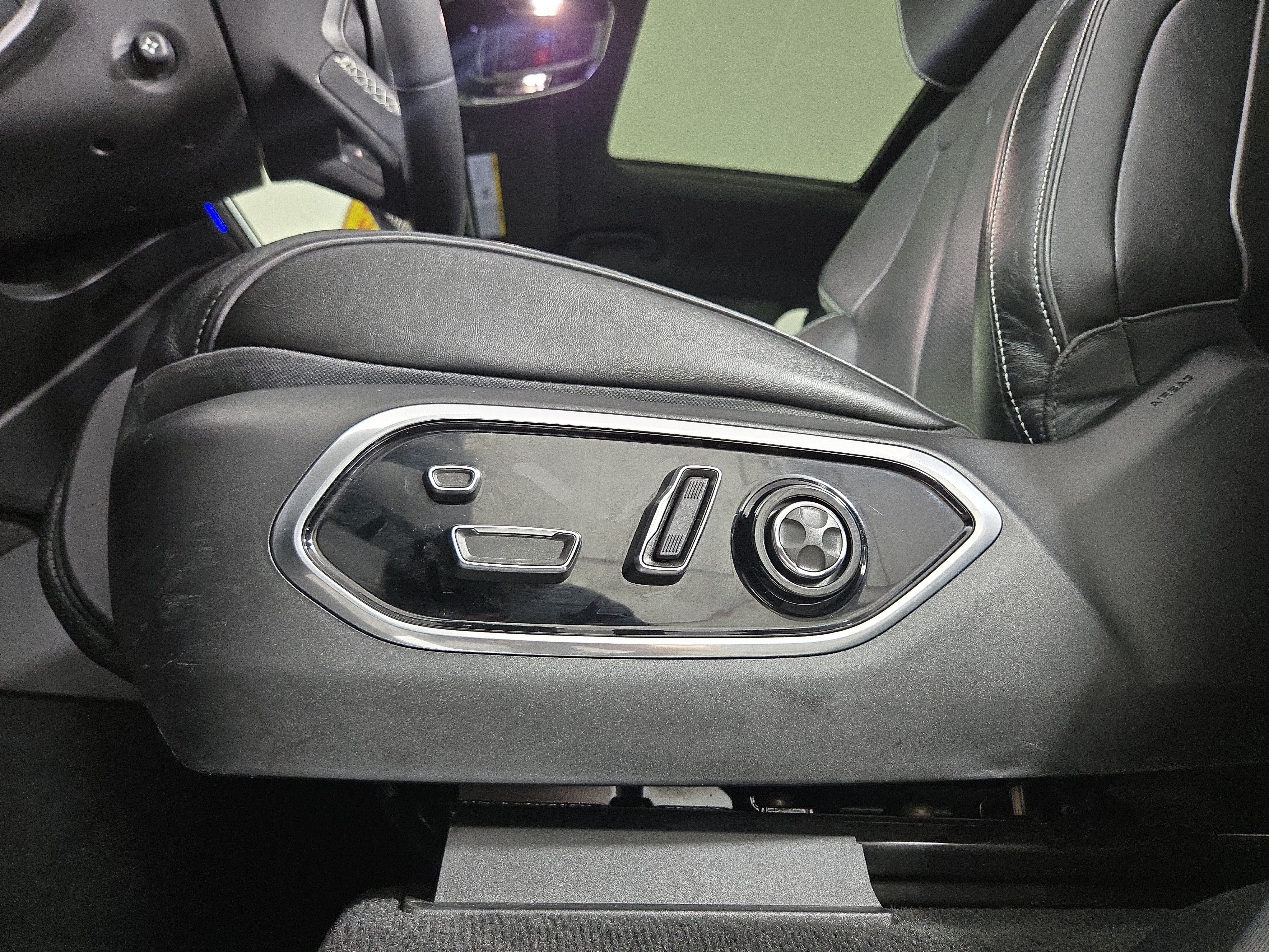 Used 2023 Jeep Grand Cherokee Overland w/ Luxury Tech Group IV AWD/4WD image 34