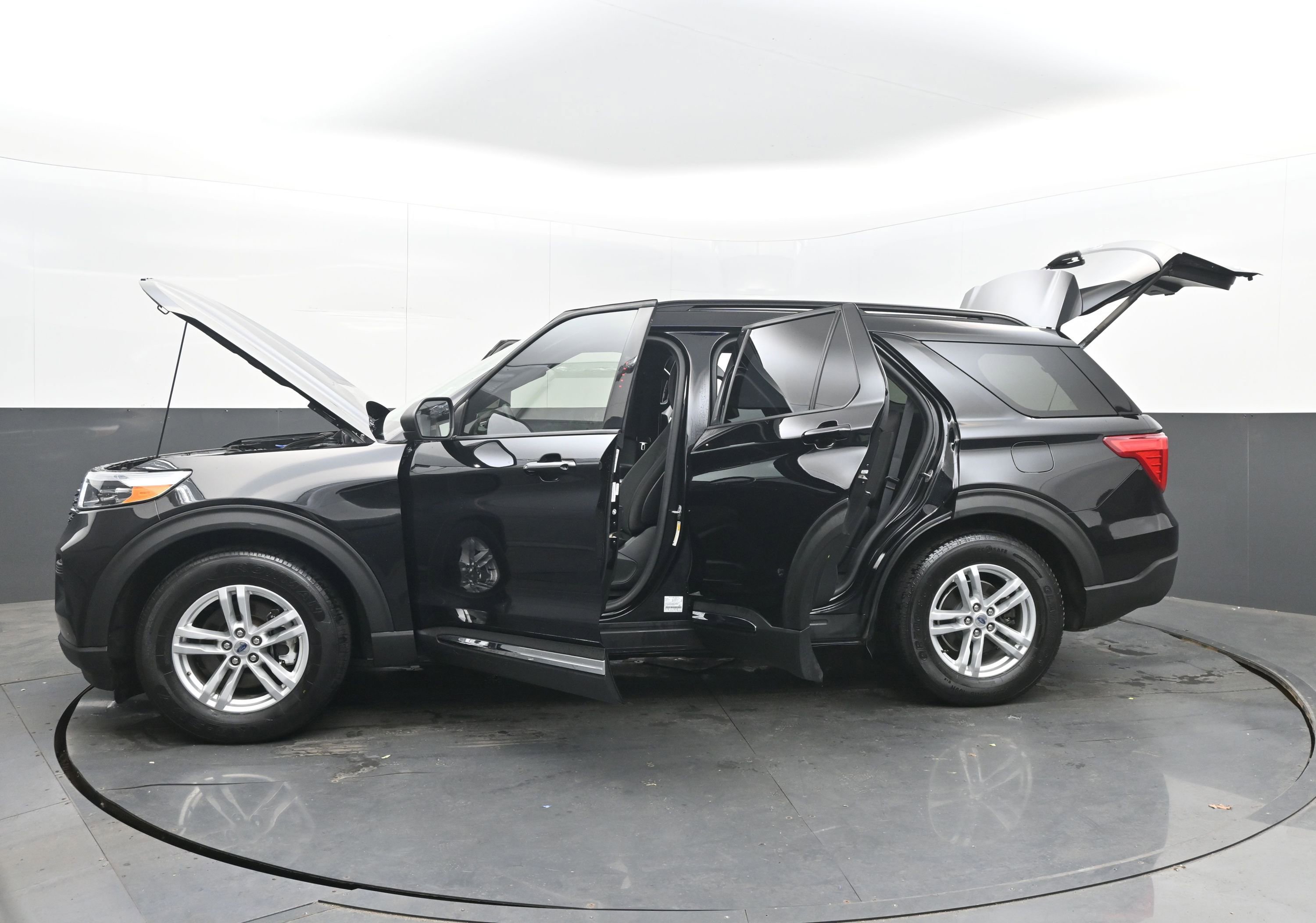 Used 2020 Ford Explorer XLT w/ Class III Trailer Tow Package image 45