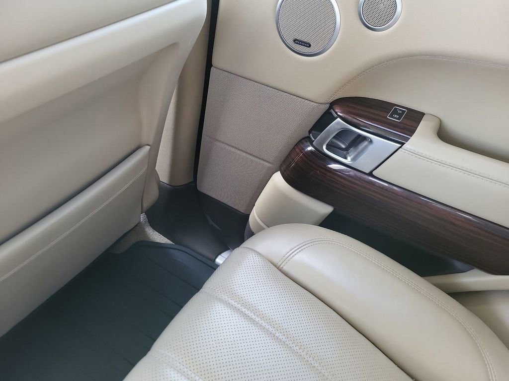 Used 2016 Land Rover Range Rover HSE image 14