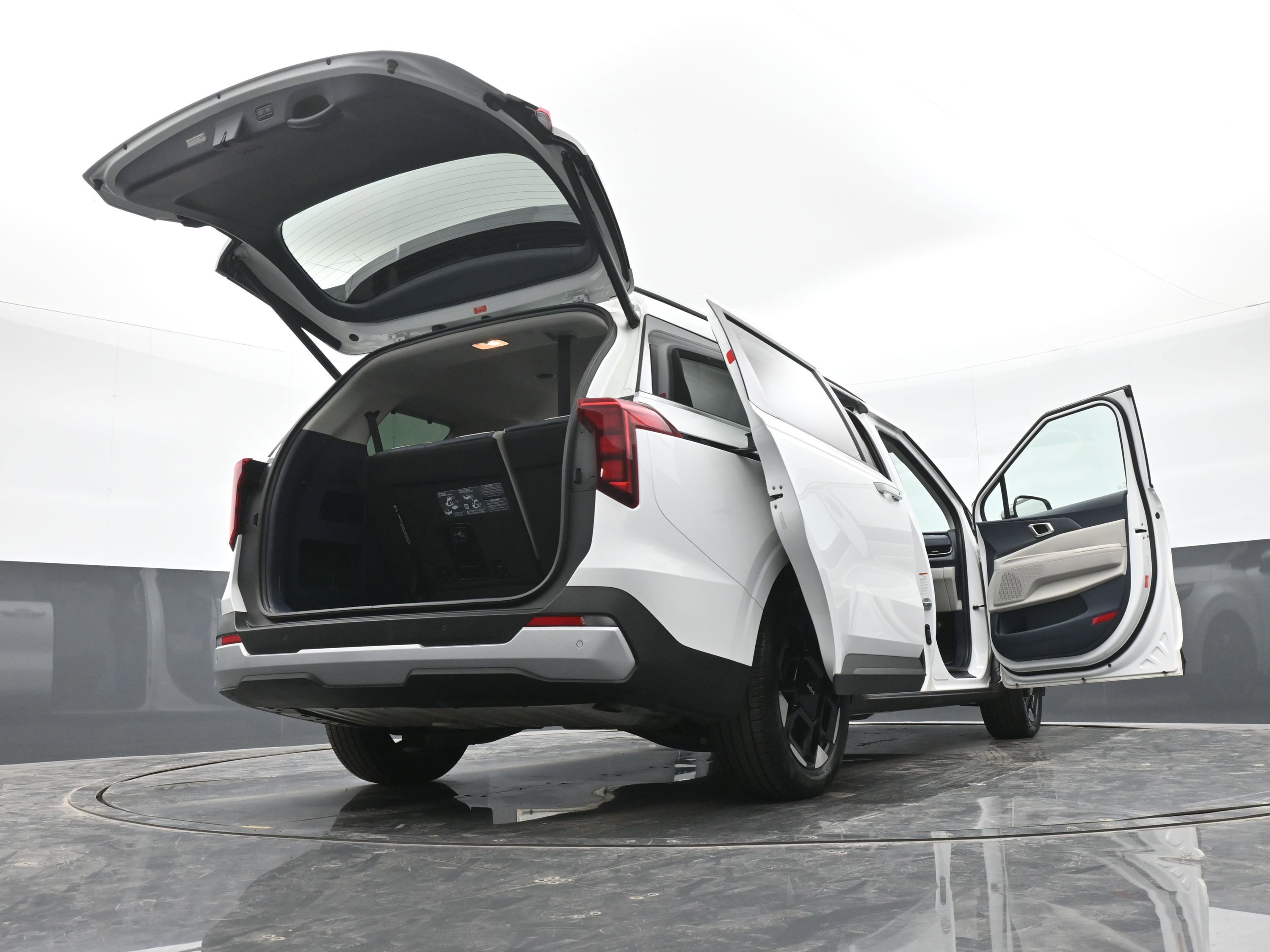 Used 2025 Kia Carnival EX image 37